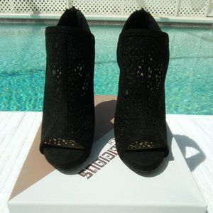 6M Fergie Tara heeled peep toe pump. Black synthetic.